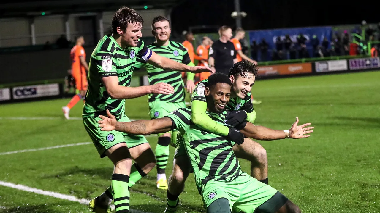 Forest Green Rovers îmbină fotbalul cu reciclarea şi energia verde. Următorul pas după terenul organic, mâncarea vegană şi tricourile din zaţ de cafea