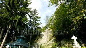 Un preot a pus geamuri termopan la o biserică săpată în piatră, veche de sute de ani