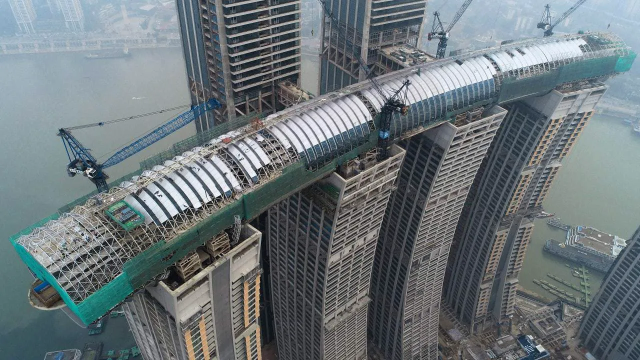 Fantezia SF a arhitecţilor chinezi nu are limite. Un „zgârie-nori orizontal” va fi inaugurat până la sfârşitul anului | VIDEO