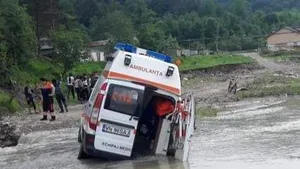 Ambulanţă care mergea către o pacientă, blocată în noroi pe un drum din judeţul Vrancea | FOTO