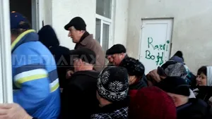 Cluj: Peste 250 de persoane la coadă la ajutoare alimentare europene. Unii oameni au venit la ora 4.00 - FOTO