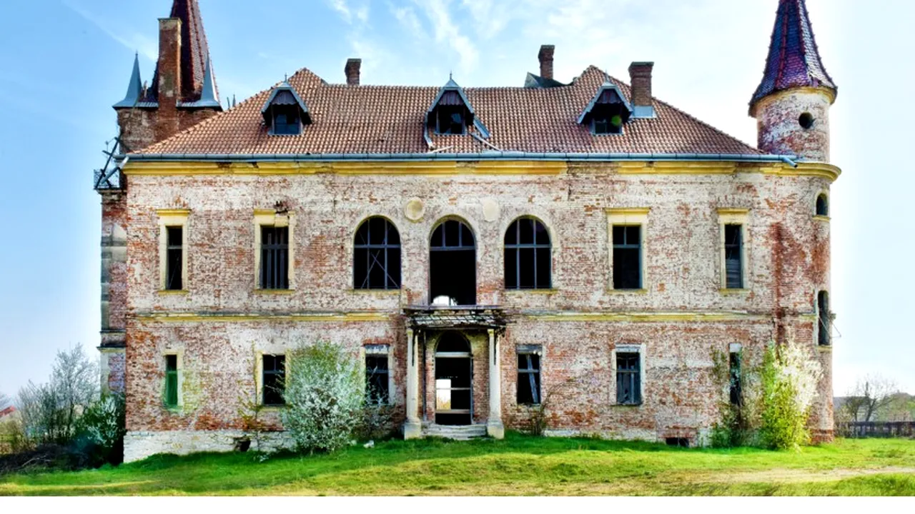 O comoară arhitecturală a Maramureşului, scoasă la vânzare/ Care este preţul de pornire pentru castelul „Geza Teleki” | FOTO