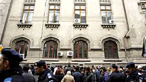Taximetriştii protestează din nou în faţa Primăriei Capitalei