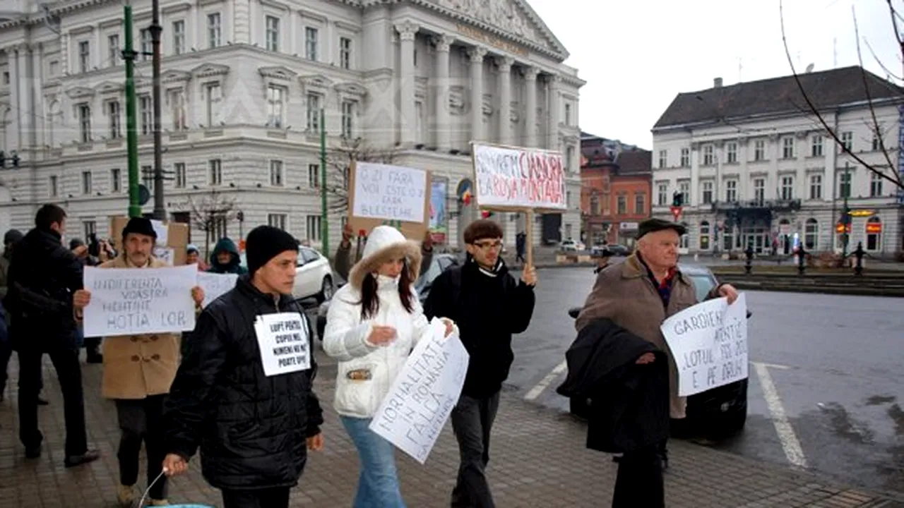 Ungureanu invită la dialog trei reprezentanţi ai protestatarilor aflaţi încă în stradă