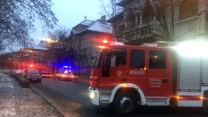 Pompieri din Suceava şi Neamţ au intervenit mai multe ore la un incendiu în oraşul Broşteni