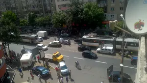 Accident cu doi răniţi în Capitală. Circulaţia tramvailelor de pe linia 7, blocată timp de o oră