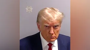Trump s-a predat autorităţilor din Georgia. Fostului preşedinte al SUA i s-a făcut mug shot şi a fost eliberat pe cauţiune. A fost înregistrat ca deţinutul cu numărul P01135809 / Trump a descris dosarul penal împotriva lui drept „o parodie a justiţiei”