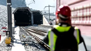 Un tren internaţional, cu 500 de pasageri la bord, a deraiat în nordul Elveţiei | FOTO