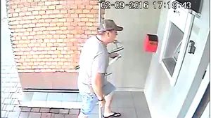 Poliţia cere ajutor pentru prinderea unui bărbat specializat în furtul din bancomate - FOTO
