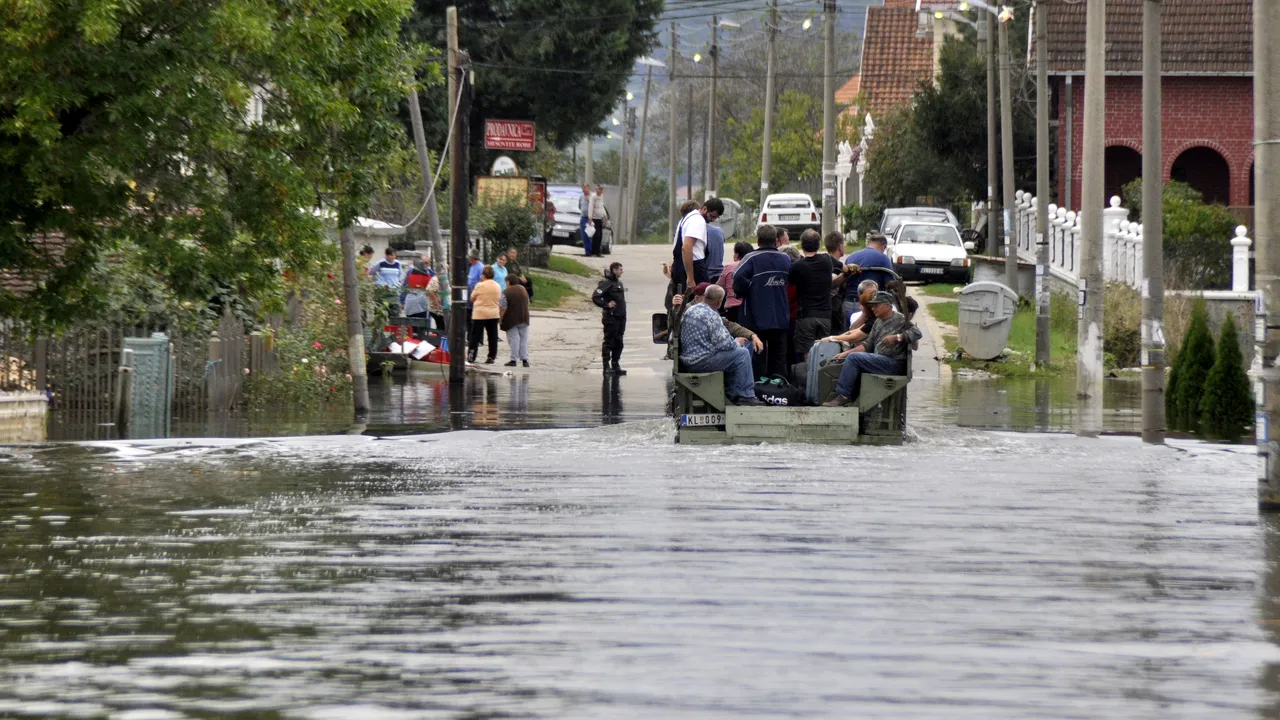 Pericol de inundaţii. Coduri PORTOCALIU şi galben, emise pentru jumătate de ţară