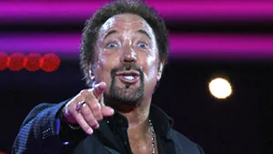 Tom Jones şi-a asigurat părul de pe piept pentru 3,5 milioane de lire sterline