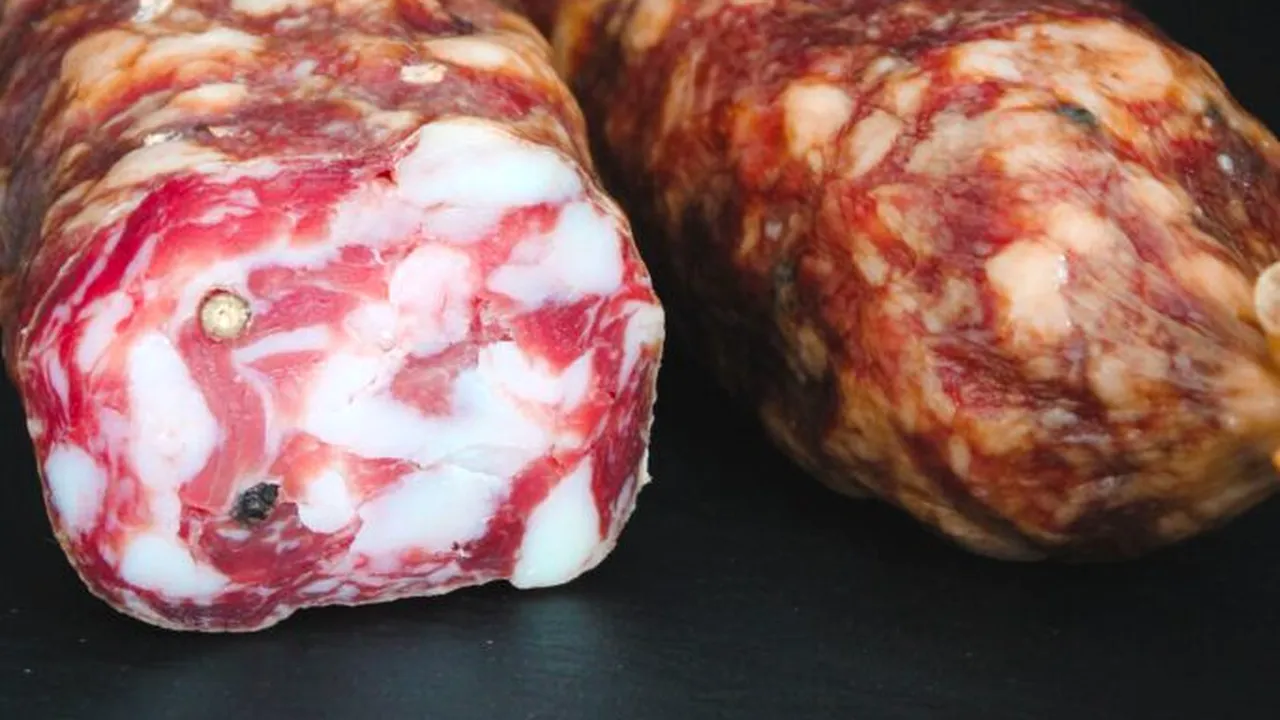 Alertă pentru consumatori. Un mezel vândut într-o mare rețea de magazine este retras din cauza Listeria