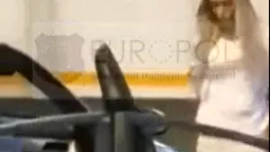 VIDEO Noi imagini cu incidentul din Capitală, când un şofer a fost atacat în trafic de doi tineri violenţi. Femeia iese din maşină cu o macetă