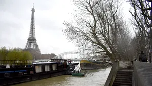 Incendiul de la uzina chimică din Franţa: Autorităţile avertizează că ar putea duce la poluarea fluviului Sena | FOTO, VIDEO