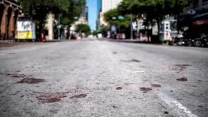 Un bărbat în vârstă de 20 de ani a fost împuşcat mortal fiindcă urina în mijlocul unui drum

