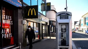 McDonalds pregăteşte marea redeschidere în Marea Britanie. Plafon de 25 de lire pe comandă