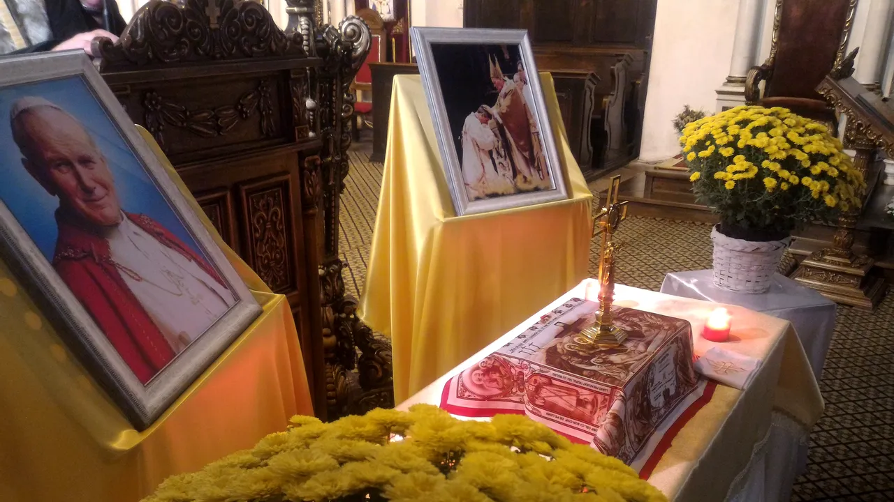 Zeci de credincioşi se închină astăzi la moaşte ale Papei Ioan Paul al II-lea, la Cluj-Napoca / Procesiune religioasă şi în Bucureşti, cu relicva celui mai iubit Papă din lume. Circulaţia, restricţionată | GALERIE FOTO