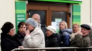 Cea mai mare bancă din Ucraina închide temporar sucursalele din estul ţării, din cauza violenţelor