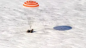 O capsulă Soyuz, cu trei astronauţi la bord, a aterizat în Kazahstan