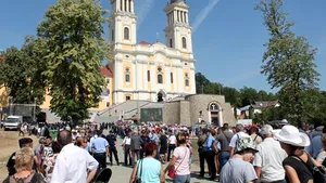 Mii de oameni, printre care şi numeroşi oficiali europeni, la inaugurarea parţială a Mănăstirii Maria Radna