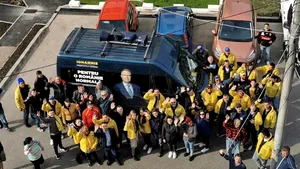 USR acuză PNL că încalcă legea: Campanie cu microbuz colantat pentru Klaus Iohannis, deşi BEC a decis că este ilegal