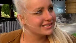 O tânără, model, este acuzată că a încercat să seducă online un băiat de 13 ani: „Nu  îi spune mamei tale!” | FOTO