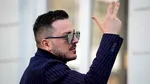 Makaveli, influencer și candidat la Primăria Capitalei, a forțat perimetrul de siguranță ca să filmeze în blocul din Rahova | „Nu mai mușamalizați morții! Avem imagini cu mâini căzute, cu picioare căzute”