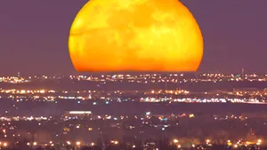 Cea mai mare LUNĂ PLINĂ din 2012: Cum s-a văzut răsăritul satelitului natural al Pământului - GALERIE FOTO