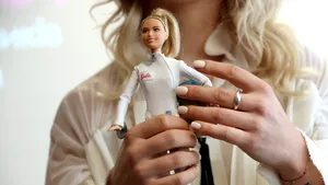 Barbie împlineşte 61 de ani. Prin câte transformări a trecut de-a lungul timpului una dintre jucăriile preferate ale copiilor