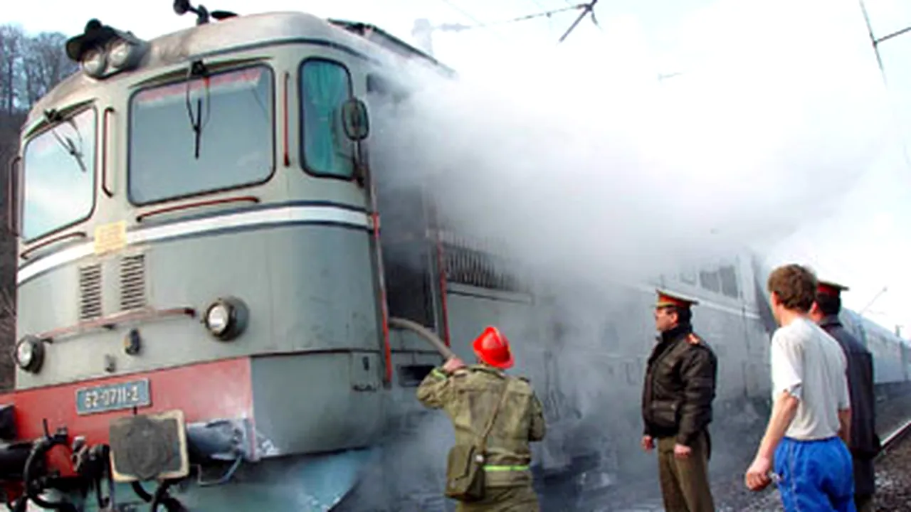 Locomotiva unui personal a luat foc într-o haltă din Mureş