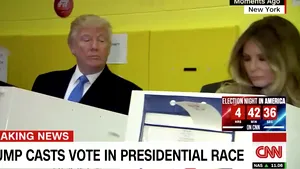 Donald Trump, surprins uitându-se cu cine vota soţia sa - VIDEO