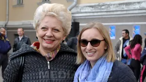 Miniştrii Pană, Szabo şi Stanoevici au căzut cu banca pe care stăteau, la Festivalul Usturoiului