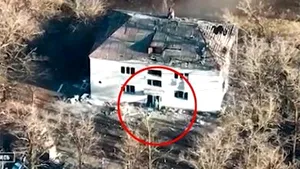 Doneţk, armata ucraineană bombardează un avanpost rusesc: fuga disperată a soldaţilor

