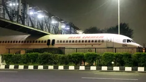 Un avion a rămas blocat sub un pod, pe o autostradă. Video viral 