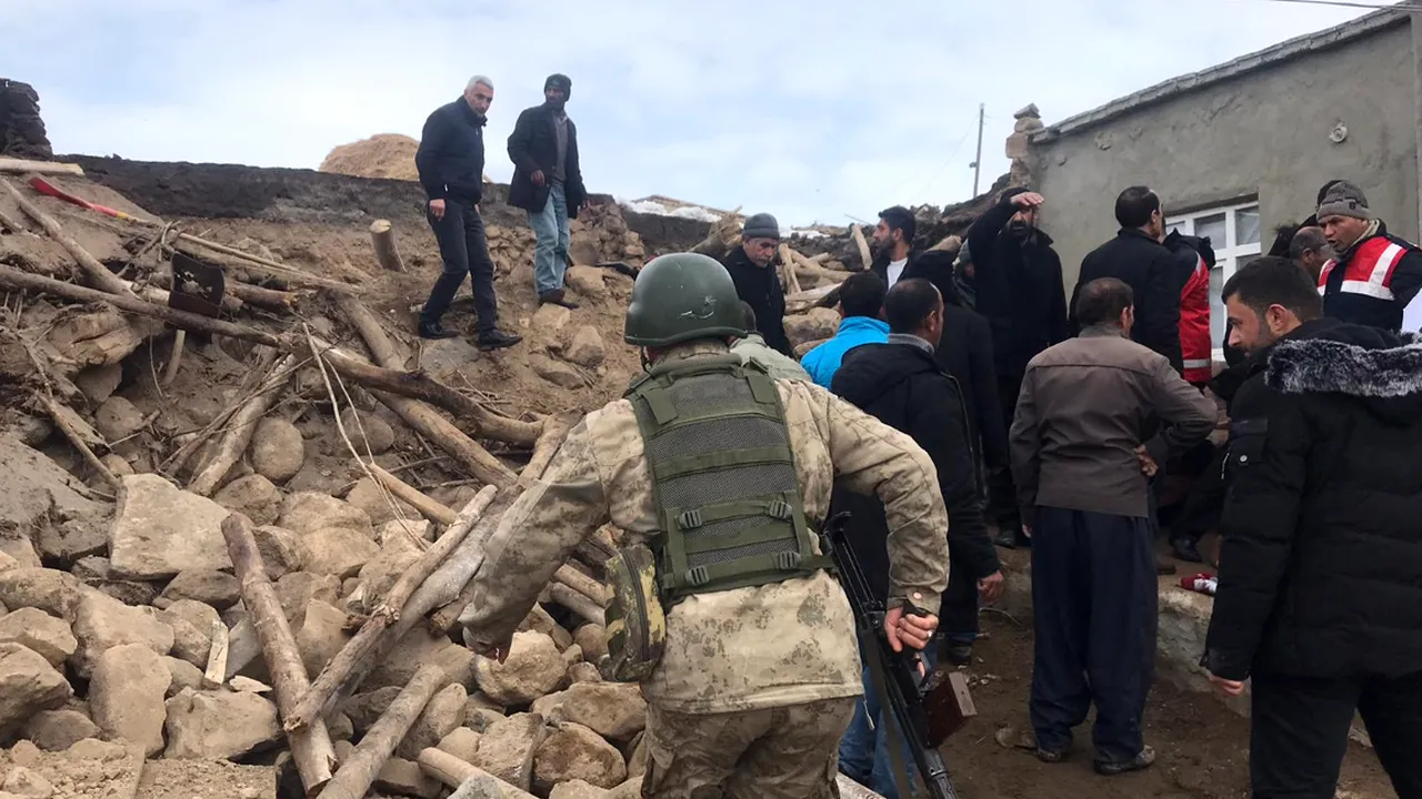 Cutremur la graniţa Turciei cu Iran: Opt morţi, printre care şi copii. Oamenii sapă cu mâinile goale printre dărâmături, în căutarea supravieţuitorilor