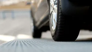 Accident cu cinci maşini, în judeţul Sibiu: o tânără a proiectat o maşină din sens opus într-un stâlp şi în alte trei autoturisme parcate