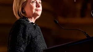 Posibilă „diversiune” în plin scandal la Casa Albă: Administraţia Trump a reluat ancheta privind e-mailurile fostului secretar de stat Hillary Clinton