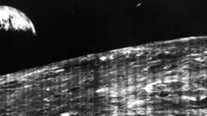 PRIMA FOTOGRAFIE cu planeta Pământ surprinsă de pe Lună - FOTO