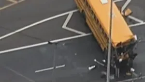 Cel puţin trei morţi şi 23 de răniţi, după coliziunea între două autobuze şcolare în SUA - VIDEO