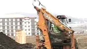 Bărbat, spitalizat după ce un mal de pământ s-a prăbuşit peste el