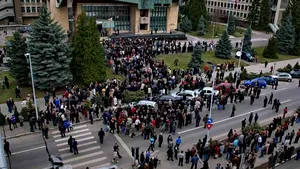 Peste o mie de persoane au participat la mitingul de susţinere a primarului din Baia Mare