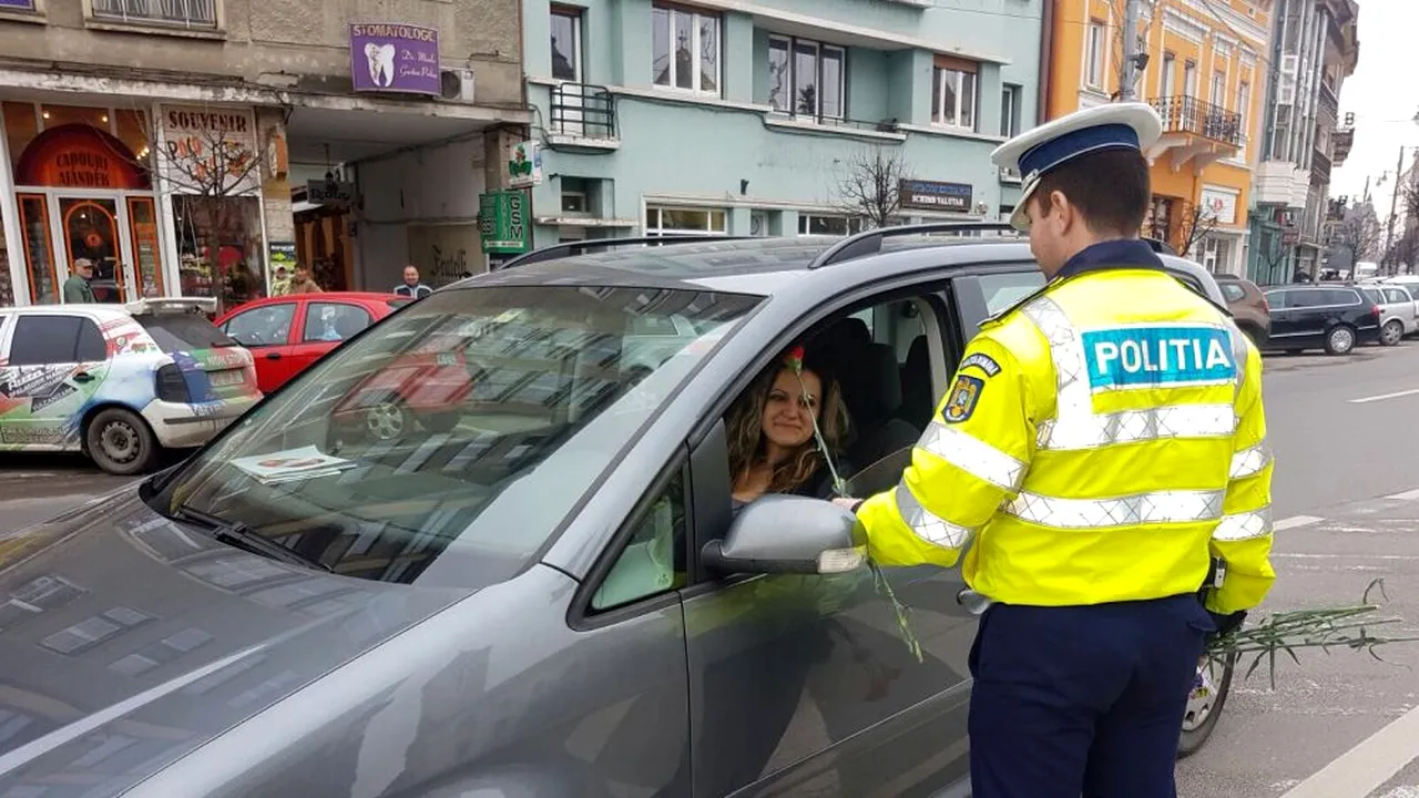 FOTO Poliţiştii din Mureş şi Sibiu le-au oferit flori şoferiţelor oprite în trafic, de 8 Martie 