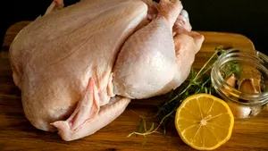 GASTRONOMIE Un bucătar spaniol explică cum să tranșezi un pui întreg ca să economisești bani