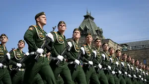 Mesaj anti-război pe canalele TV din Rusia care transmiteau parada de Ziua Victoriei