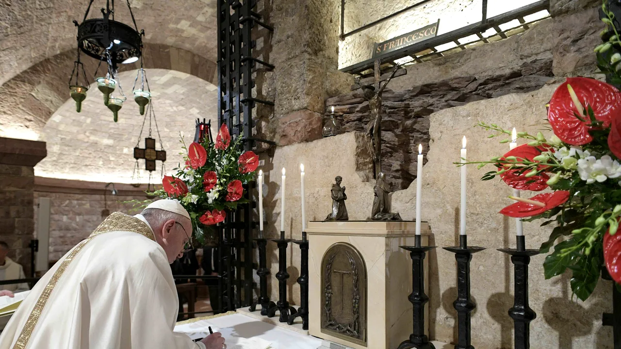 Papa Francisc nu poate celebra slujbele de la sfârşitul şi începutul anului. Starea de sănătate a Suveranului Pontif