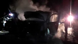 O dubiţă a luat foc în mers din cauza unui scurtcircuit electric. Şoferul a făcut un atac de panică