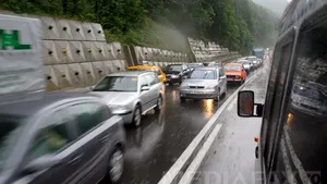 Circulaţie îngreunată pe Valea Prahovei, unde s-au format coloane de maşini