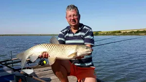 Cei care trebuie să aplice legea sunt primii care o încalcă. Preşedintele CJ Bihor, prins de poliţişti la pescuit. Ce amendă a primit