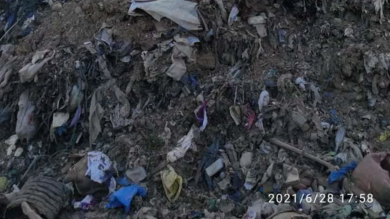 Groapa de gunoi din Sighişoara arde cu flăcări uriaşe