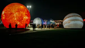 În prima zi de GALAXIA, 70.000 de oameni au transformat NIBIRU în cel mai fierbinte punct de pe litoral (P)